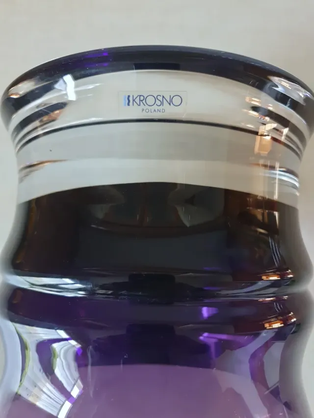 Jarrón decorativo de vidrio morado.