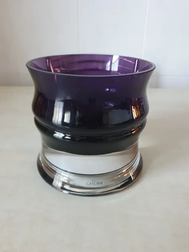 Jarrón decorativo de vidrio morado.