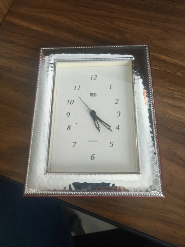 Marco de reloj plateado G&B