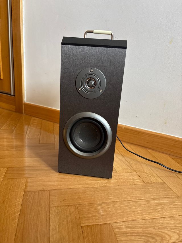 Torre de Sonido NGS Tube Negra y Plateada