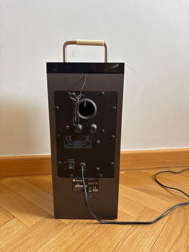 Torre de Sonido NGS Tube Negra y Plateada