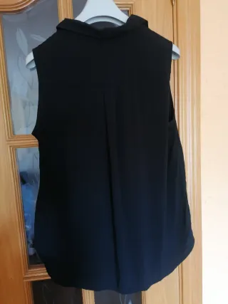 Camisa negra sin mangas