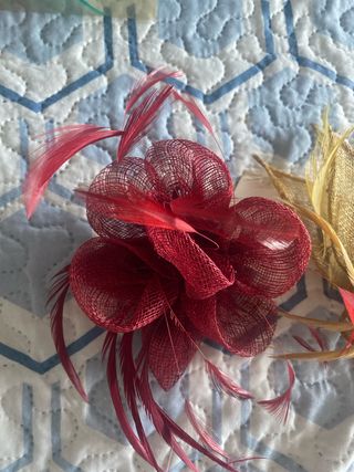 Tocado de fiesta rojo y dorado