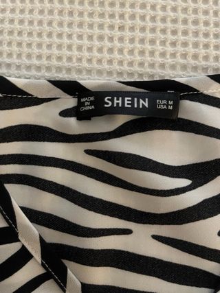 Camiseta SHEIN cebra manga corta