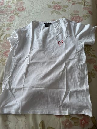 Camiseta blanca con corazón rojo