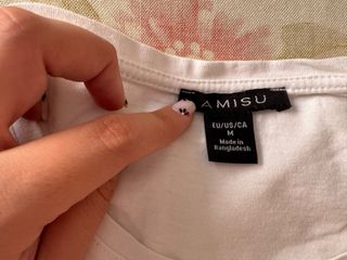 Camiseta blanca con corazón rojo