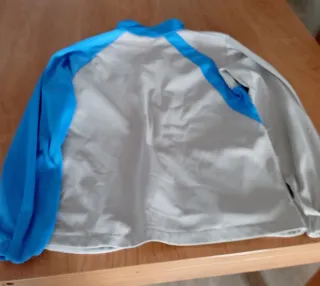 Chaqueta deportiva gris y azul