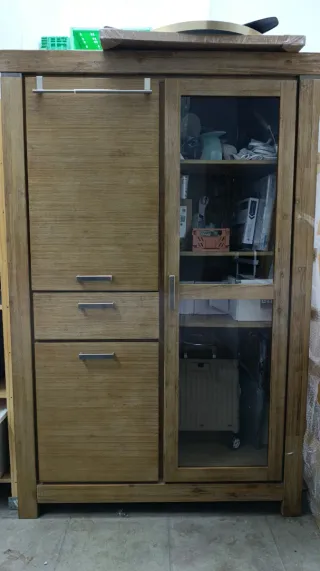 Vitrina de madera con puerta de cristal