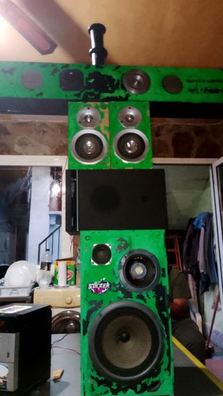 Equipo de música verde y negro