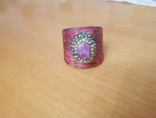 Anillo de piel con piedras moradas y rojas