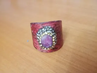 Anillo de piel con piedras moradas y rojas