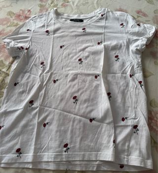 Camiseta Bershka blanca flores rosas