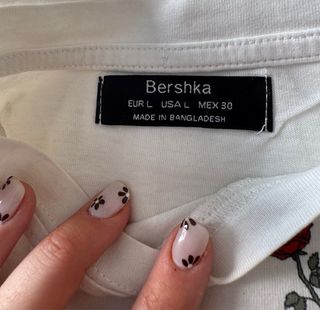 Camiseta Bershka blanca flores rosas