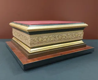 Peana dorada labrada y terciopelo 