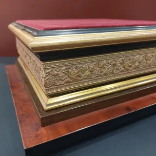 Peana dorada labrada y terciopelo 
