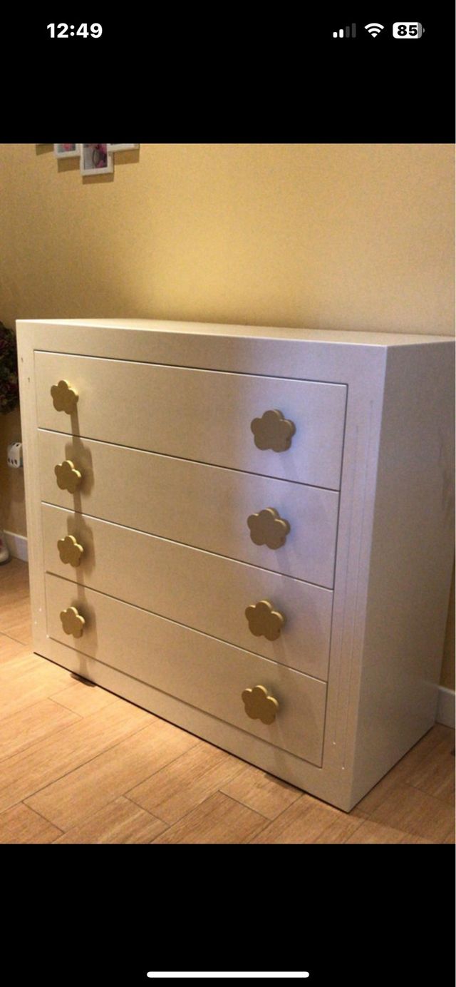 Cómoda 5 cajones blanca con detalles dorados