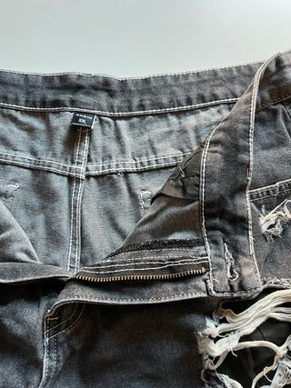 Pantalón corto vaquero desgarrado gris