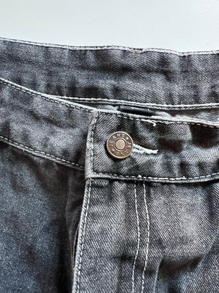 Pantalón corto vaquero desgarrado gris