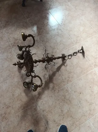 Lámpara de araña antigua con brazo a reparar