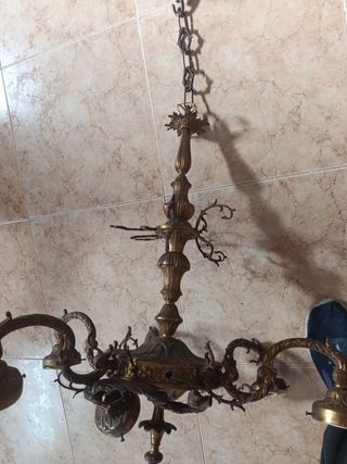 Lámpara de araña antigua con brazo a reparar