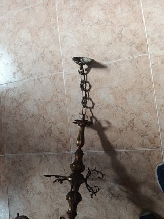 Lámpara de araña antigua con brazo a reparar