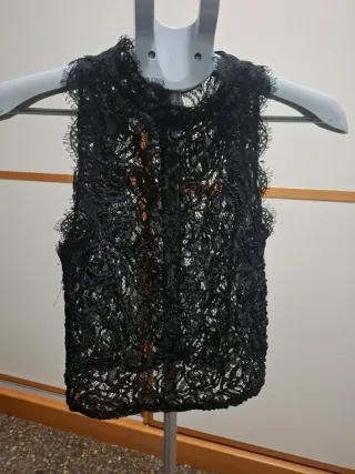 Top encaje negro sin mangas