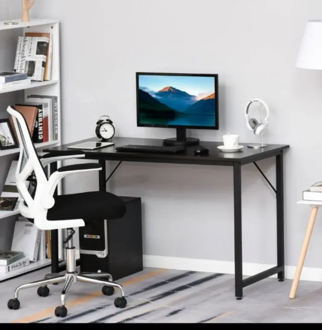 Escritorio negro y blanco