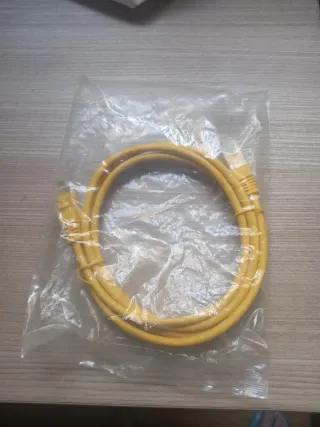 Cable de red amarillo