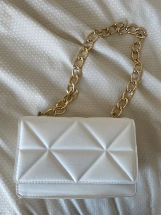 Bolso blanco con cadena dorada