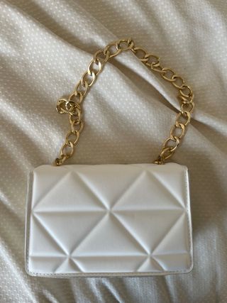 Bolso blanco con cadena dorada