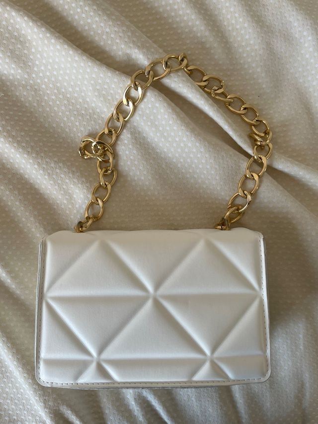 Bolso blanco con cadena dorada