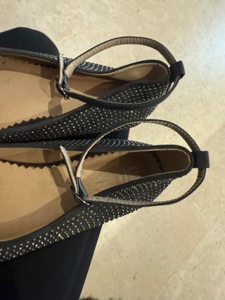Zapatos negros para niña con adornos