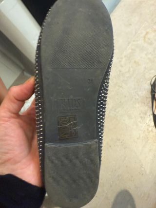 Zapatos negros para niña con adornos
