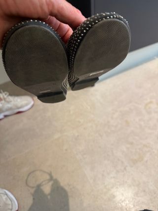 Zapatos negros para niña con adornos
