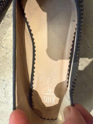 Zapatos negros para niña con adornos