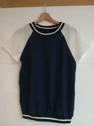 Camiseta estilo béisbol azul y blanco