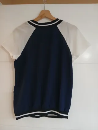 Camiseta estilo béisbol azul y blanco