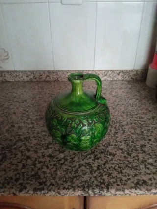 Jarrón de cerámica verde con relieve