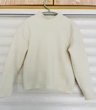 Jersey de lana beige cuello alto