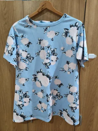 Camiseta floral azul y rosa