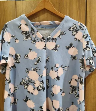 Camiseta floral azul y rosa