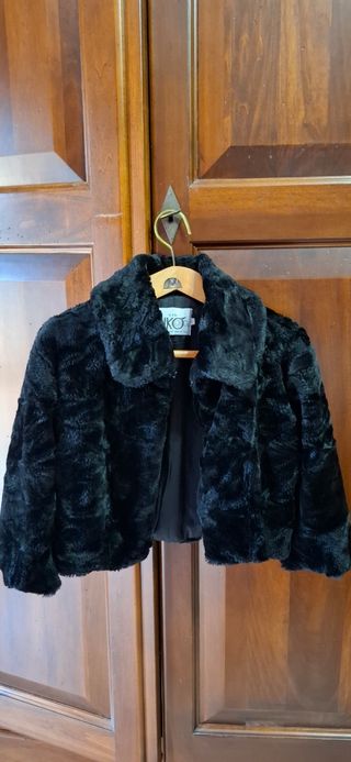 Pelliccia sintetica nera corta