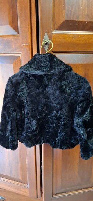 Pelliccia sintetica nera corta