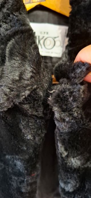 Pelliccia sintetica nera corta