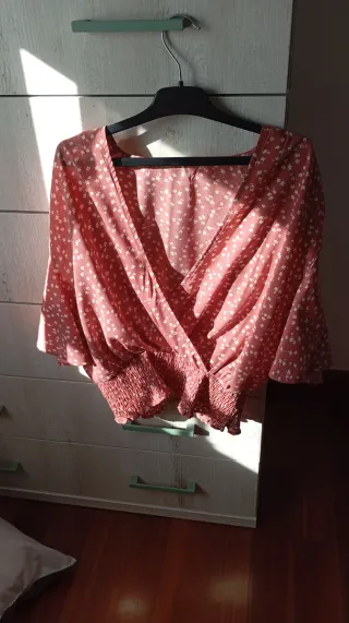 Blusa corta rosa con flores