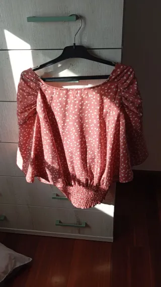Blusa corta rosa con flores