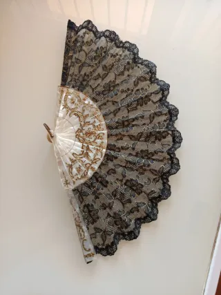 Abanico vintage encaje negro y dorado