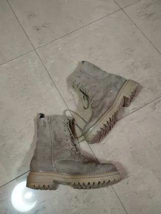 Stivaletti anfibi beige