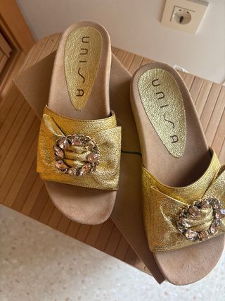 Sandalias UNISA doradas mujer
