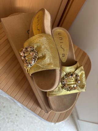 Sandalias UNISA doradas mujer